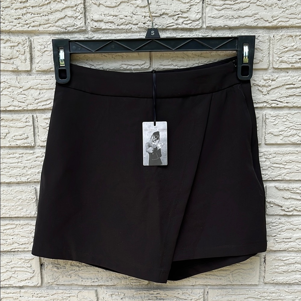 NWT Skort